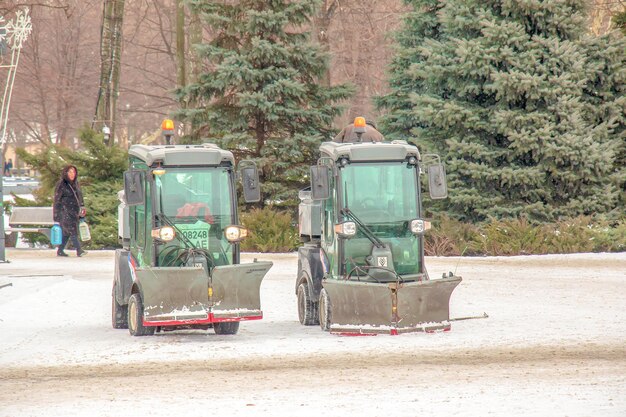 ドニプロペトロフスク ウクライナ 01182022 トラクターの作業員が市内の公園で雪を除去しています