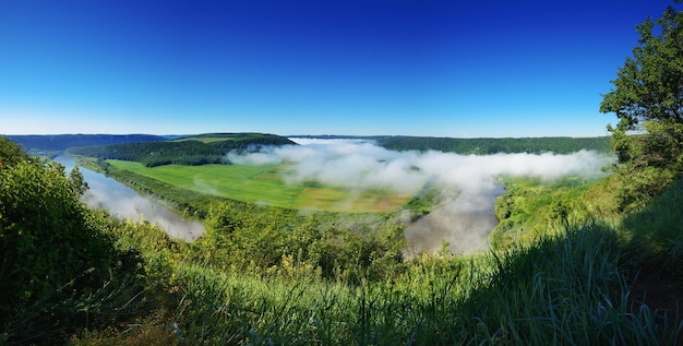 ウクライナ西部のテルノーピリ地域のドニエストル川の風景Idillyc朝のパノラマを上から見た