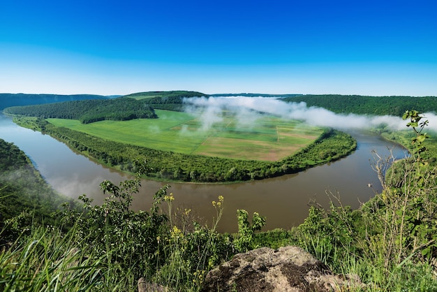 Dnister rivierlandschap in de regio Ternopil in het westen van Oekraïne. Idillyc uitzicht van bovenaf in de ochtend. Panorama