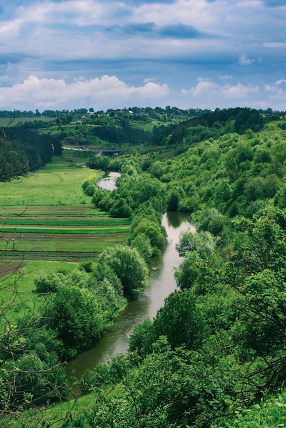 Dnister rivierlandschap in de regio Ternopil in het westen van Oekraïne Idillyc uitzicht van bovenaf