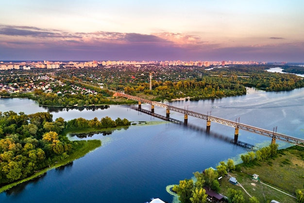 Dnjepr met petrovsky-spoorwegbrug in kiev, oekraïne