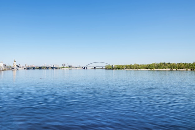 Dnjepr rivier in de stad Kiev