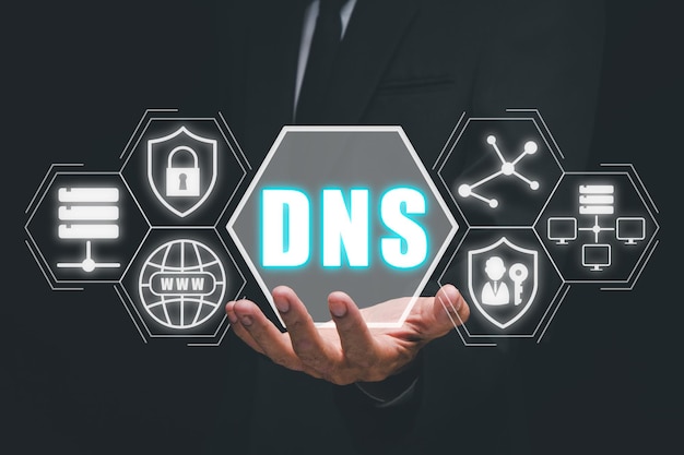 Концепция системного сервера доменного имени Лицо, держащее руку DNS, иконка системного серверного имени домена на виртуальном экране Смешанные средства массовой информации