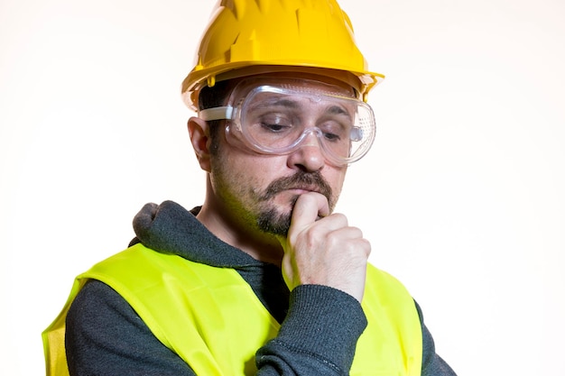 写真 自分でやってください、建設作業を開始する準備ができている保護メガネ付きの黄色のビルダーヘルメットを着た男