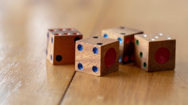 Dobbel gemaakt van hout op houten tafel.