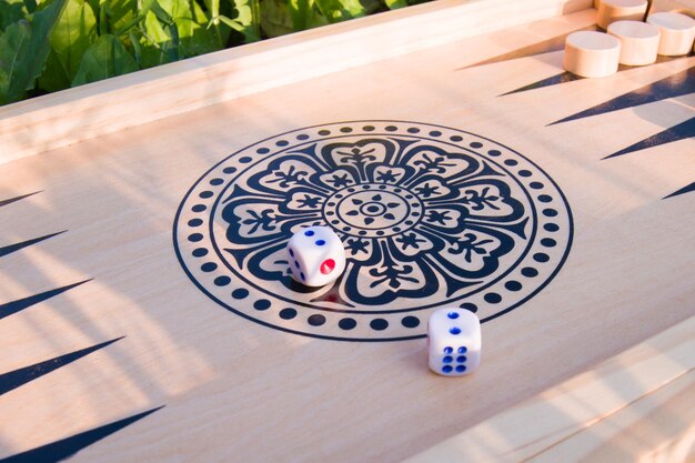 Dobbelstenen gooien in backgammon bordspel close-up selectieve focus