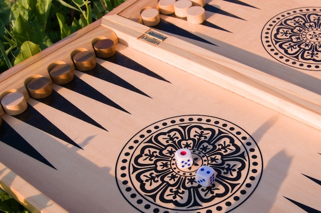 Dobbelstenen gooien in backgammon bordspel close-up selectieve focus