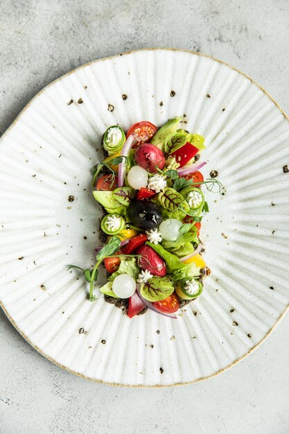 Dobos torte eten en zwarte plaat met thee stuk hongaarse dobos cake