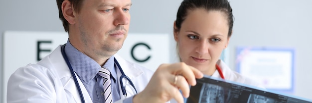 Doc-collega die röntgenfoto bespreekt