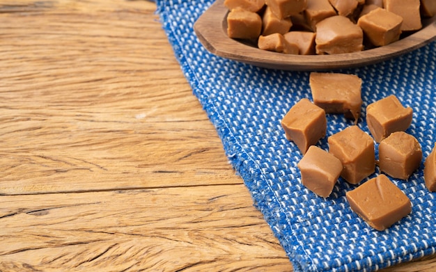 Doce de leite of dulce de leche traditionele Zuid-Amerikaanse melksuikergoed over houten tafel met kopieerruimte