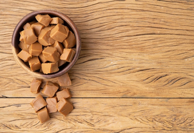 Doce de leite of dulce de leche traditionele Zuid-Amerikaanse melksuikergoed over houten tafel met kopieerruimte