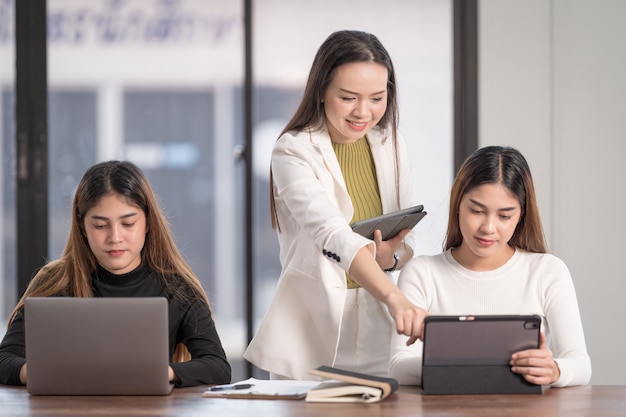 Docenten en adviseurs van de hogeschool ontmoeten vrouwelijke studenten om hun onderzoek te adviseren. Onderwijsconcept Stock Photo