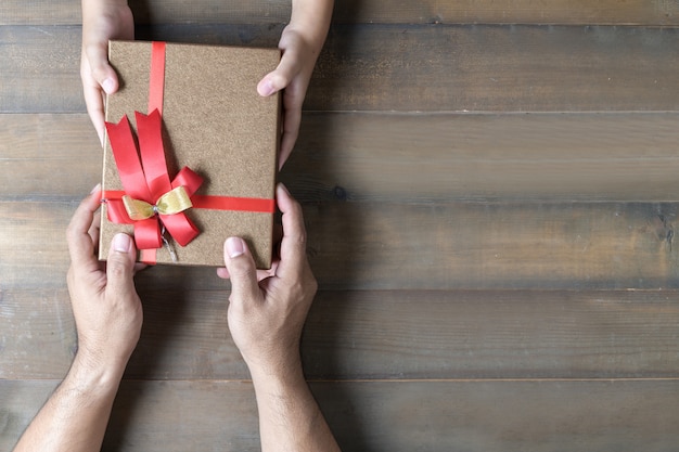 Dochter bedrijf papa handen geven huidige geschenkdoos