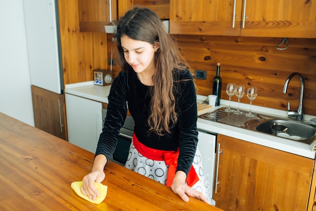 Foto dochter die de keuken oppoetst