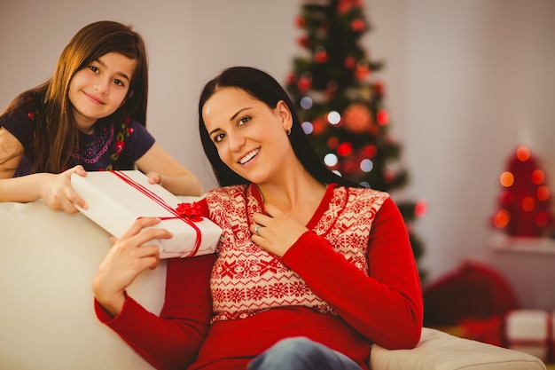 Dochter die haar moeder een kerstcadeau geeft