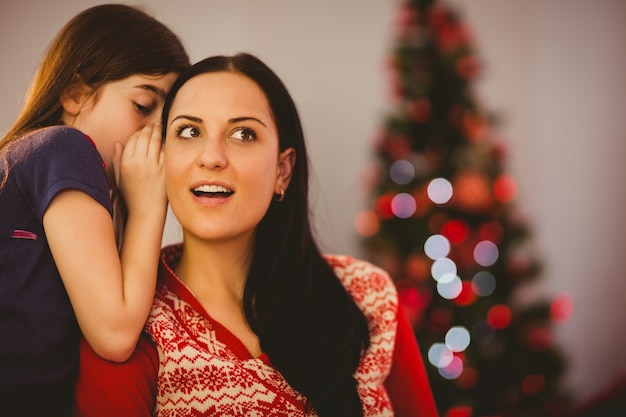 Dochter die haar moeder een kerstgeheim vertelt