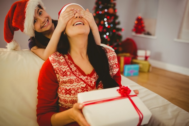 Dochter die haar moeder met Kerstmisgift verrassen