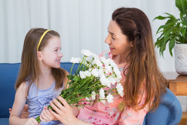 Dochter die moeder met bloemen verrassen