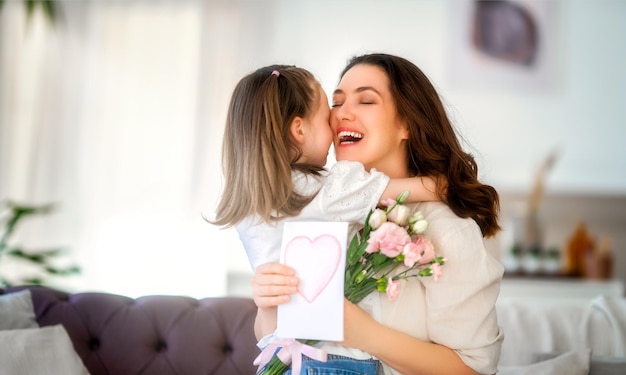 Dochter die moederboeket van bloemen geeft