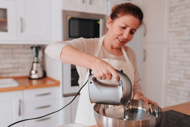 Dochter en moeder koken thuis een heerlijk toetje voor Moederdag