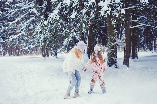 Dochter en moeder zijn samen gelukkig. winter concept