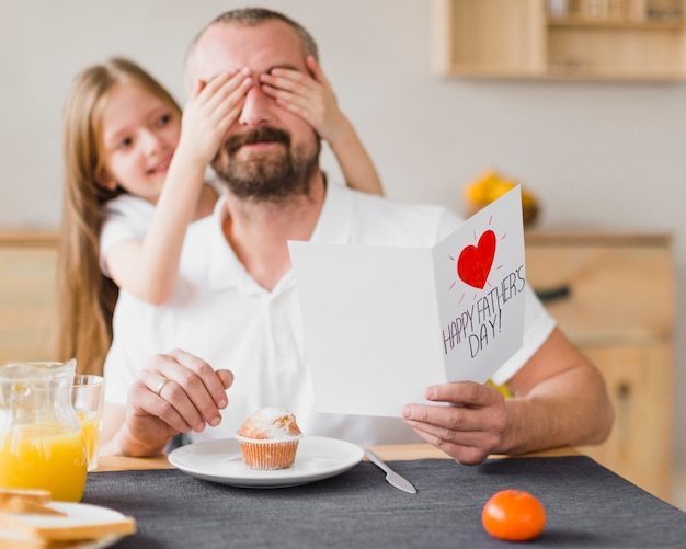 Dochter en vader bij het ontbijt op vaders dag