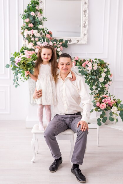 Dochter en vader in een kamer met decoratieve bloemen