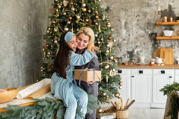 Dochter geeft moeder kerstcadeau.