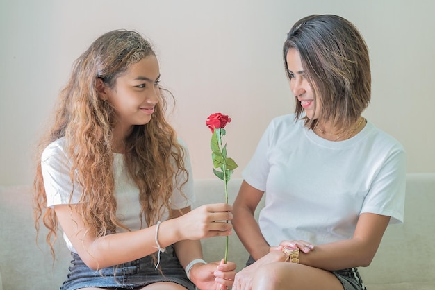 Dochter geeft rozen op moederdag