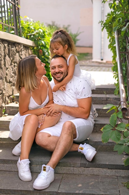 Dochter knuffelt papa stevig bij de nek