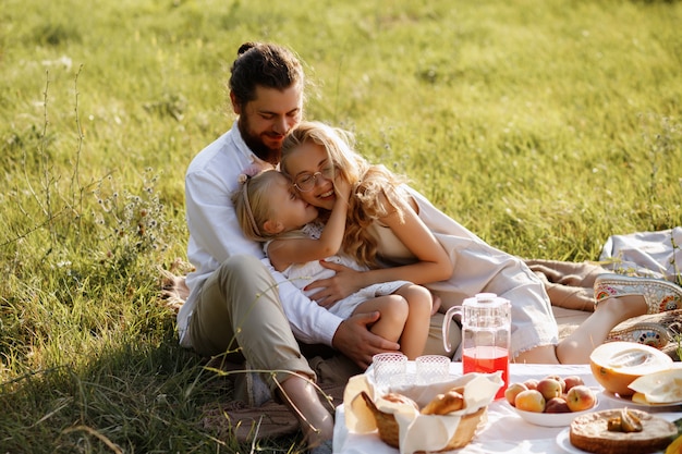 dochter kust haar moeder. een blije familie. picknick