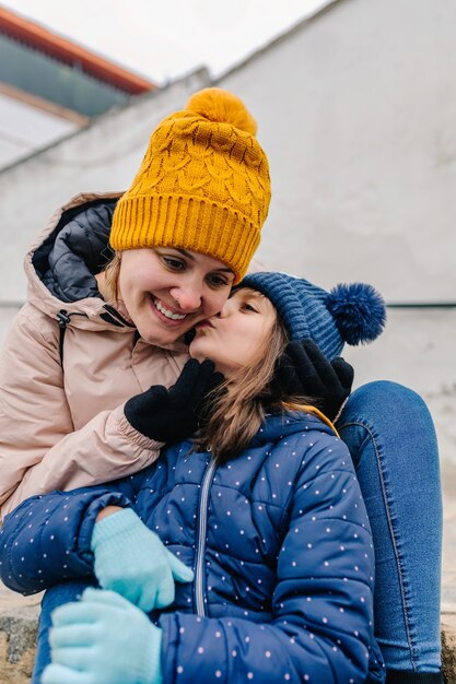 Dochter kuste haar moeder met liefde