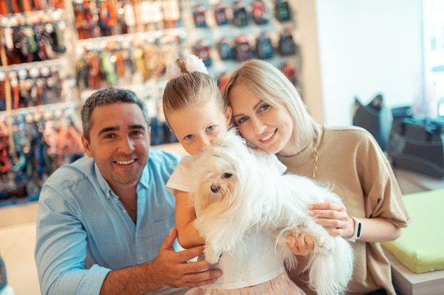 Dochter voelt zich geweldig na het krijgen van een hond voor verjaardag