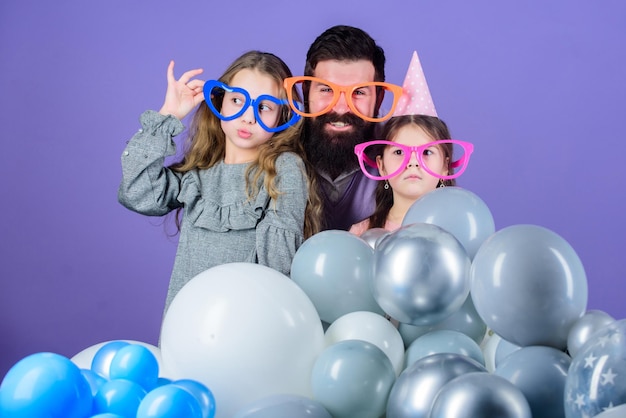 Dochters hebben een vader nodig die actief geïnteresseerd is in het leven Verjaardagsfeestje Vader met twee dochters die plezier hebben Vaderschapsconcept Vriendelijke familiekleding grappige feestaccessoires Beste vader ooit Vaderdag