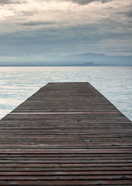 Dock op een meer