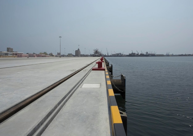 Photo a dock with a yellow stripe that says 