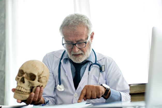 Doctor analysis skull