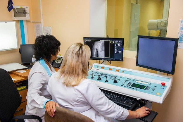 Foto malattia del cancro alle ossa del medico con pellicola radiologica del torace per il servizio ospedaliero sanitario medico