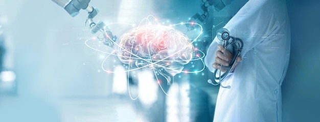 Доктор проверяет результат тестирования мозга с помощью компьютерного интерфейса Инновационные технологии в науке