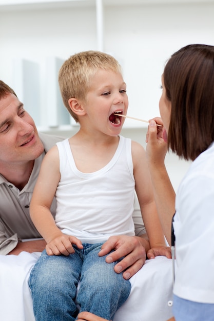 Photo doctor checking chlids throat