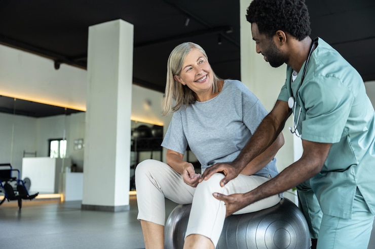 Photo doctor checking the joints of a female patient in a rehabilitation center