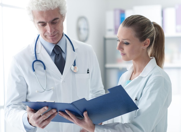 Photo doctor checking medical records