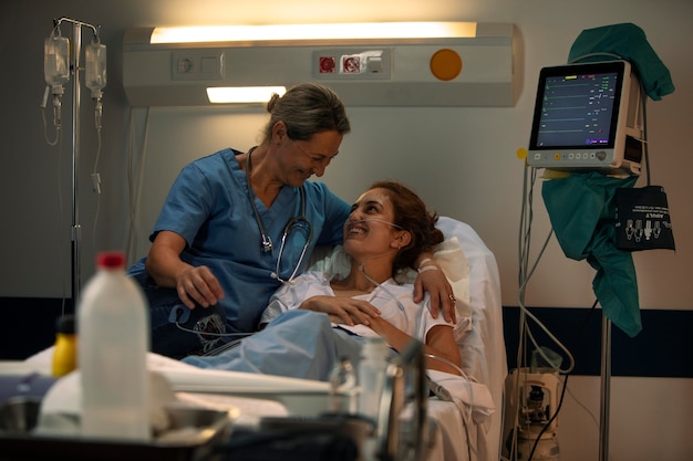 Photo doctor checking a patient at the hospital