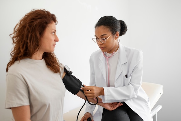 Foto medico che controlla il colpo medio del paziente