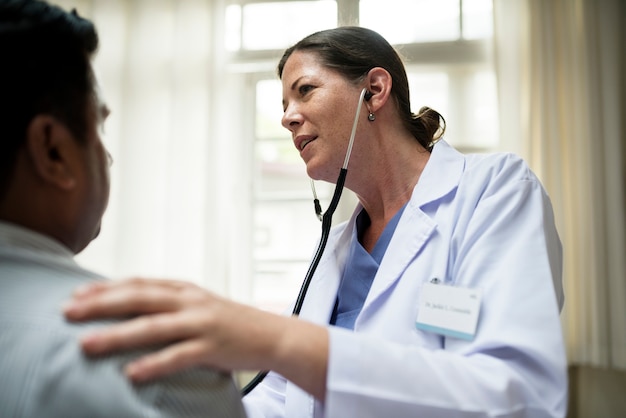 Photo doctor checking a patient