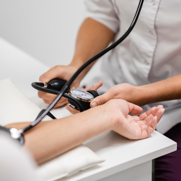 Photo doctor checking patients health