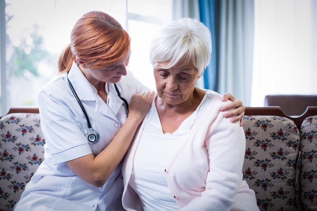 Medico consolante senior donna