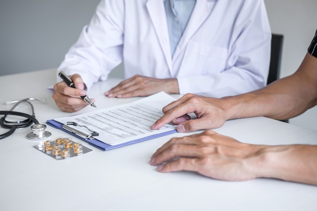 Photo doctor consulting patient discussing something symptom of disease and recommend treatment methods