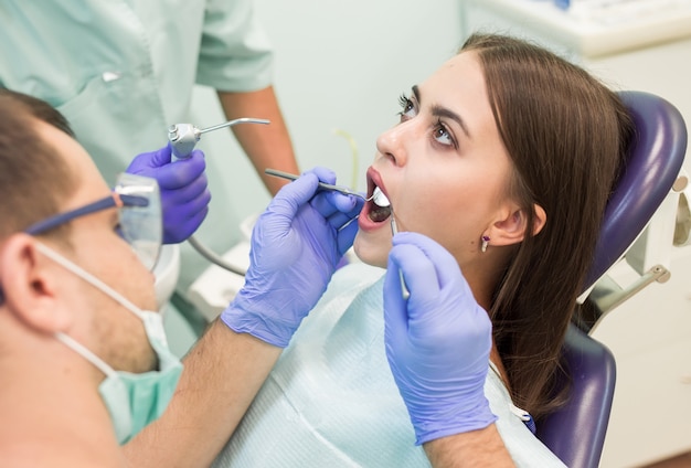 Il dottore dentista con un assistente lavora in una clinica dentale.