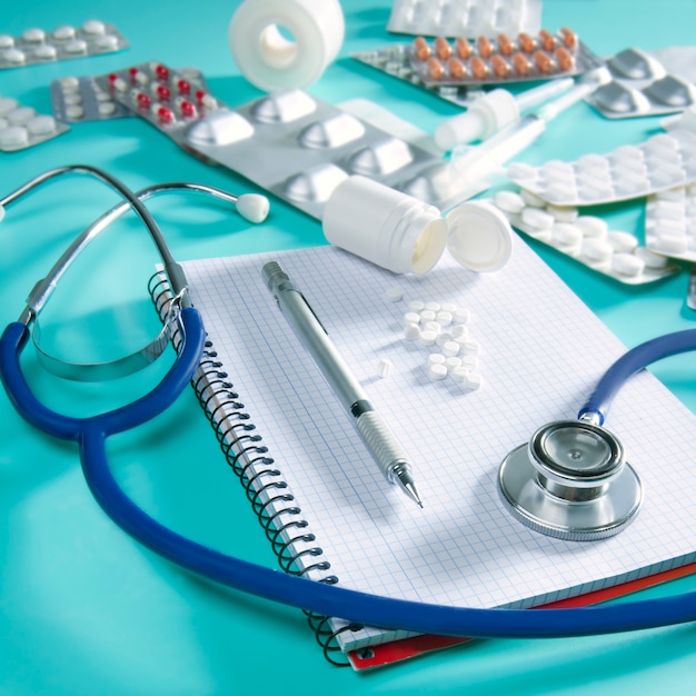 Foto quaderno a spirale stetoscopio sul posto di lavoro medico